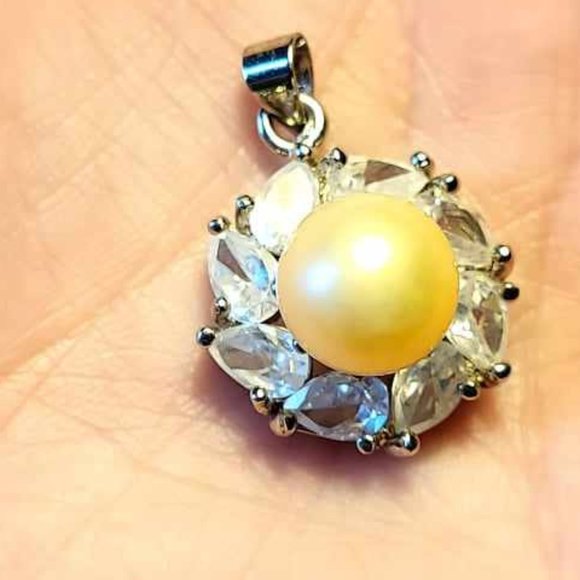 18kt Plated Pearl Pendant - Picture 7 of 7